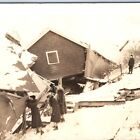 ok. 1910s Odd Fishing Store Ruiny RPPC Przynęta i sprzęt Znak Kobiety Prawdziwe zdjęcie PC A133
