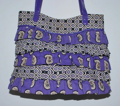 Bolsa tote pequena Vera Bradley Cha Cha com babados simplesmente violeta roxa paisley - Imagem 1 de 4