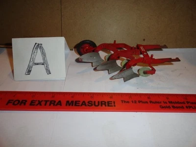 Arado de três fundos 1/16 mc Cormick - Imagem 1 de 4