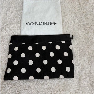 Bolso sin asas Donald J Pliner negro con ribete de cuero a lunares hecho en Italia - Imagen 1 de 7