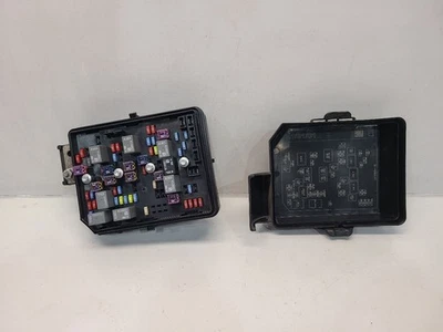 Chevrolet Impala 2008-11 (3,5 L/AT) caja de fusibles del motor sin niebla sin paquete policial Foto 1 de 4