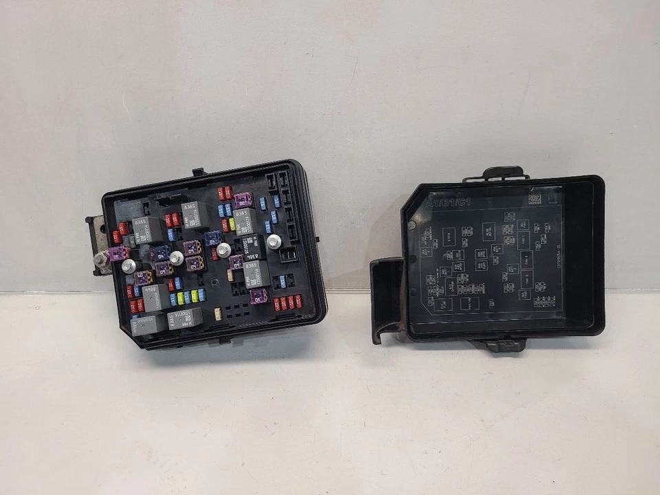 2008-11 Chevrolet Impala (3.5L / AT) Engine Fuse Box W/ Fogs W/O Police Pack - Image 1 of 4