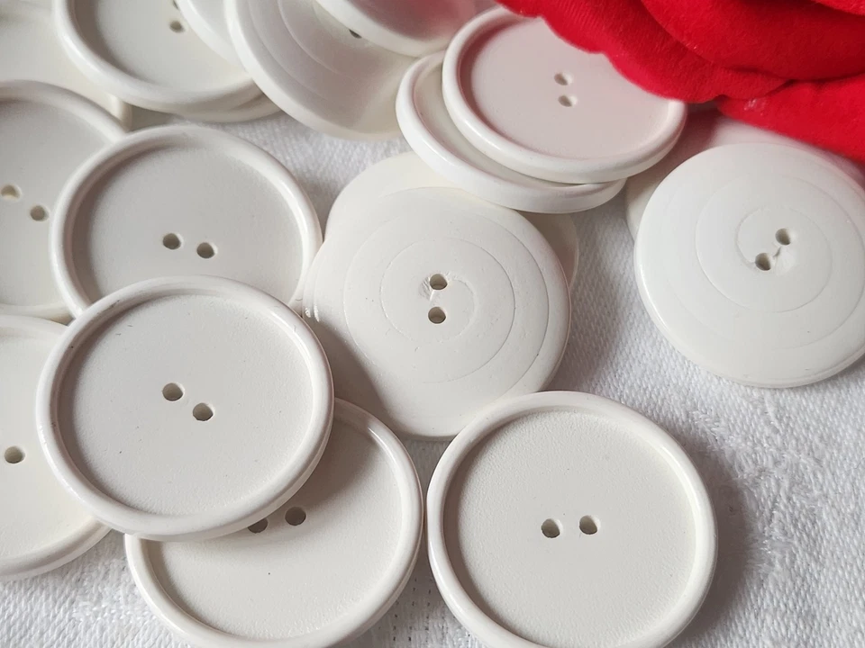 Lot 12 trés gros boutons vintage blanc trous 3 cm ref TA - Photo 1/1