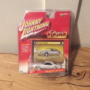 JOHNNY LIGHTNING WHITE LIGHTNING CLASSIC GOLD 1967 OLDS TORONADO New Chase Pearl - Picture 1 of 3