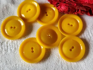 Lot 7 boutons vintage jaune lumineux trous 2,3 cm ref 3122 - Picture 1 of 2