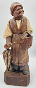 Antiguo arte popular talla en madera de una mujer con cesta personaje Charles Dickens - Imagen 1 de 8