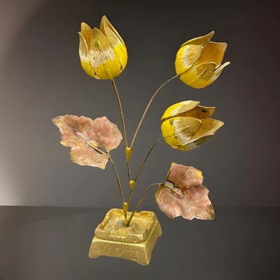 Arreglo floral chino vintage de latón y esmalte tulipanes amarillos Foto 1 de 4