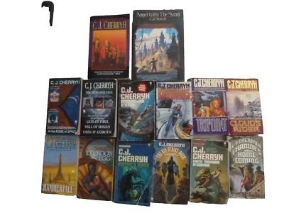 FOURTEEN  (14) C. J. CHERRYH science fiction books: 1 short story, 14 novels Foto 1 de 4