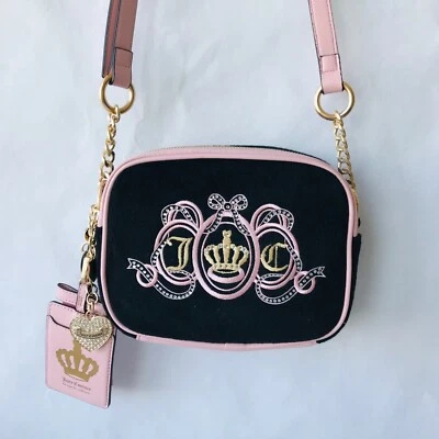Bolso Juicy Couture Lovers Club Cmera Logo Bordado Regaliz Negro/Rosa Diapositiva Foto 1 de 4