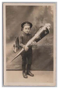Junge mit Lederschuhe Schulranzen und riesieger Schultüte - Foto vmtl. 1920er - Picture 1 of 2