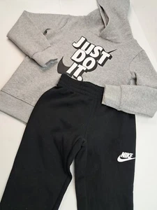 Nike Jungen 2 Stück Größe 5 Hoodie Pullover Sweatshirt Hose Baumwolle/Poly schwarz & grau - Bild 1 von 6