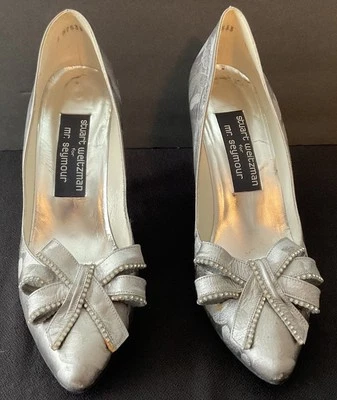 STUART WEITZMAN PARA EL SEÑOR SEYMOUR - TACONES PLATEADOS DE COLECCIÓN CON LAZOS DE DIAMANTES DE IMITACIÓN - 7,5 B Foto 1 de 4