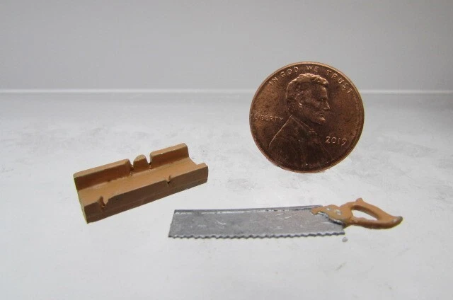 Caja ingleteadora de metal en miniatura para casa de muñecas y herramienta de sierra ISL0136 Foto 1 de 1