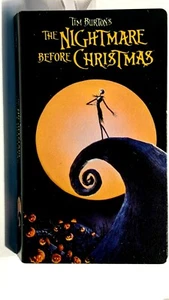 NUEVO Hallmark 2021 Pesadilla antes de Navidad Retro VHS Caja Adorno Skellington - Imagen 1 de 6