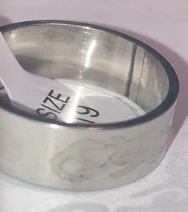 Size 19 Conetcted Hearts Print Ring Silver Tone Colored Stainless Steel New Ring - Picture 1 of 7