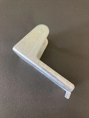 60578562 Alfa Romeo Spider S4 (90-93) - Placa/soporte maletero golpeador - Nuevo de Lote Antiguo Foto 1 de 4