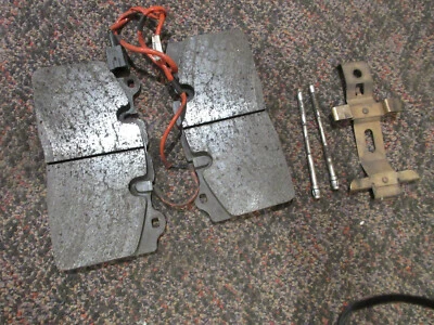 Pastillas de freno delanteras Ferrari 458 Italia/Spider con resorte y pasadores - P/N 70001668 Foto 1 de 3