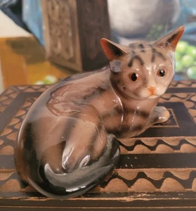 Figura de gato atigrado marrón de porcelana pintada a mano de colección - Imagen 1 de 10