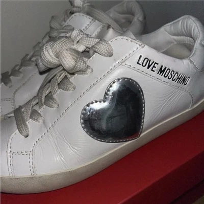 Zapatillas Love Moschino blancas con corazón metálico Foto 1 de 4