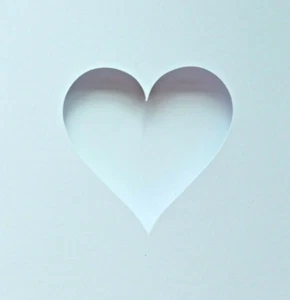 5 Doppel-/Klappkartenrohlinge mit 75 mm Herzöffnung & weißen Umschlägen 140 mm Quadrat  - Bild 1 von 1