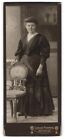 Fotografie Ludwig Mertens, Rendsburg, Gutb&#252;rgerliche Dame posiert mit einem Stu