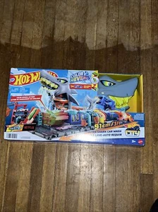 Hot Wheels City Ultra Shark Car Wash with Color Reveal Toy Car in 1:64 Scale - Picture 1 of 2