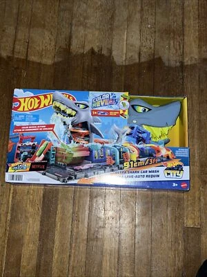 Hot Wheels City Ultra Shark Car Wash with Color Reveal Toy Car in 1:64 Scale - Image 1 of 2