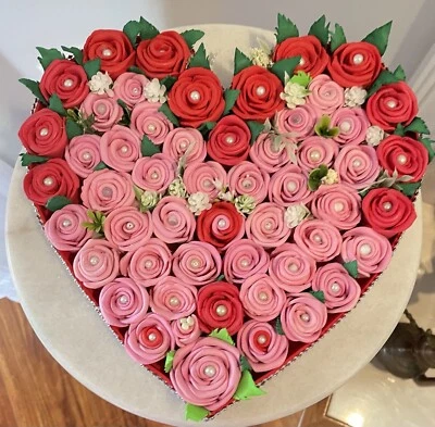 Caja de regalo hecha de rosas, en forma de corazón, un bonito regalo para los seres queridos Foto 1 de 4