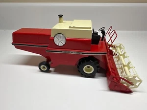 International Harvester 953 Diano Die Cast Toy Combine - Picture 1 of 10