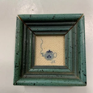 Vintage Puppenhaus Miniatur gerahmte Kunst Nadelspitze Teekanne Holzrahmen 2 1/2”x2” - Bild 1 von 3