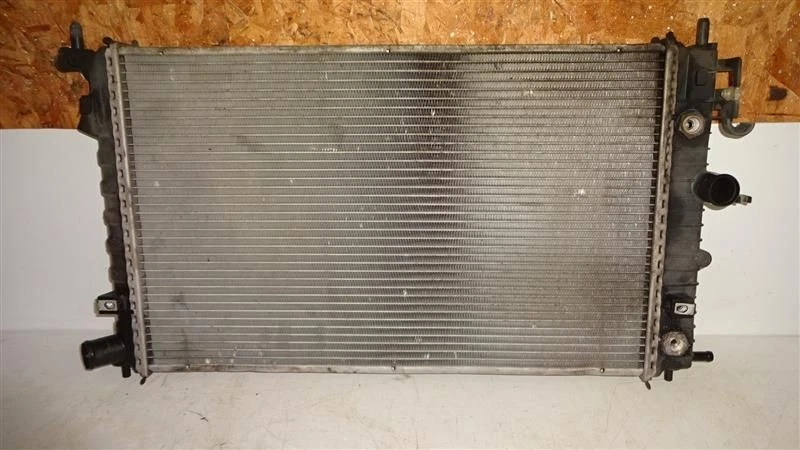 Radiator 3.0L Automatic Transmission Fits 01-05 SATURN L SERIES 628771 - Image 1 of 4