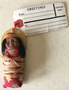 VINTAGE MINI 4" SKOOKUM INDIANERPUPPE SOUVENIR ORIG VERSANDANHÄNGER - Bild 1 von 5