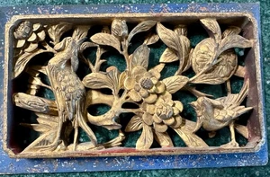 Vintage chinesische geschnitzte vergoldete Holzplatte Vögel & Blüten Zweige blauer Rand 10"x6" - Bild 1 von 15