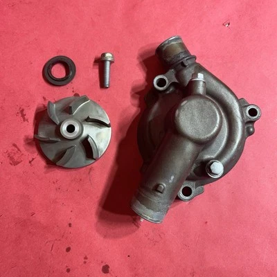 Cubierta de bomba de agua Kawasaki ZX6R ZX6J ZZR600 2003-2004 Ninja OEM Foto 1 de 4