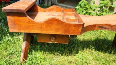 Banco zapatero vintage resistente solo recogida local. Parece bastante viejo. Tiene cajón Foto 1 de 4