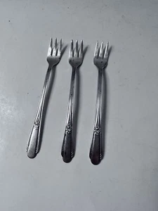 Vintage 1937 IS Wm Rogers Silver Plate Set Of 3 Pickle Forks Memory Hiawatha - Picture 1 of 3