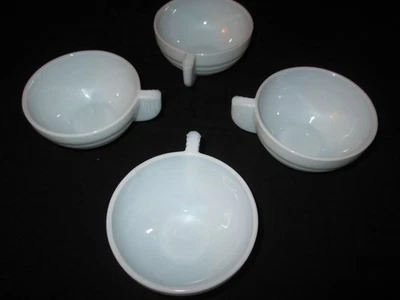 4 tasses en opaline bleu ciel, bistrot, année 60? - Photo 1/2