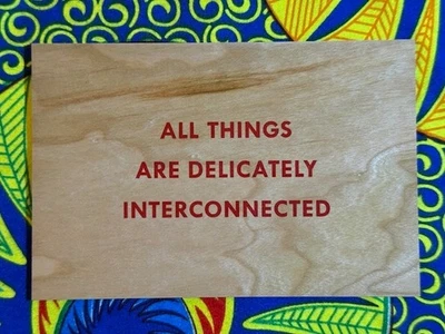 Postal de Jenny Holzer Truisms 2018: TODAS LAS COSAS ESTÁN DELICADAMENTE INTERCONECTADAS Foto 1 de 2