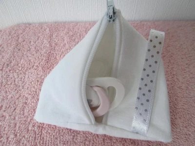 Baby Schnullertasche Reißverschluß (ohne Schnuller); reine Handarbeit; weiß; NEU - Bild 1 von 3