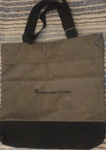 JP Morgan Chase 17" x 17" Leinwand und Vinyl Beuteltasche verstellbare Riemen Leed's grau - Bild 1 von 9
