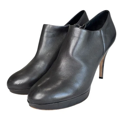 Zapato botín Vince Camuto Elvin para mujer de tacón alto 7,5 cuero negro suave mantecoso Foto 1 de 4