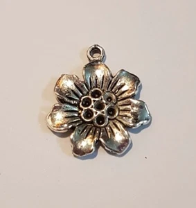 Daisy Flower Charm - s/p - Picture 1 of 2