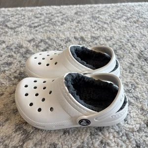Klassische Fell gefütterte Kleinkind Crocs - Bild 1 von 10