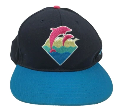 Boné de beisebol ajustável Pink Dolphin Legends At Our Craft - Imagem 1 de 4