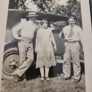 Foto Kansas cerca de Topeka hombres y mujeres botella de cerveza coche antiguo años 40 - Imagen 1 de 3