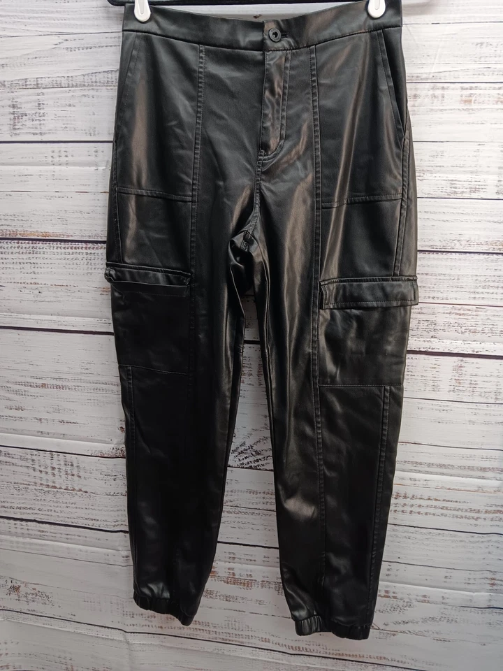 Pantalones cargo Jessica Simpson de cuero para mujer medianos negros imitación  Foto 1 de 4