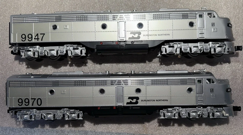 Atlas O 30138252/3 Burlington Northern E8 #9947 & 9970 BOTH POWERED - Image 1 of 4