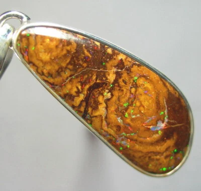 Colgante de ópalo de roca Yowah sólido australiano natural de 20 quilates de plata * rojo y verde * Foto 1 de 4