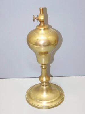 -ANCIENNE LAMPE A PETROLE en LAITON COLLECTION déco VITRINE    D - Photo 1/4