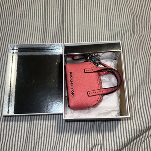 Michael Kors Keychain/Handbag Charm CINDY KEY FOB Saffiano Leather Coral - Picture 1 of 4